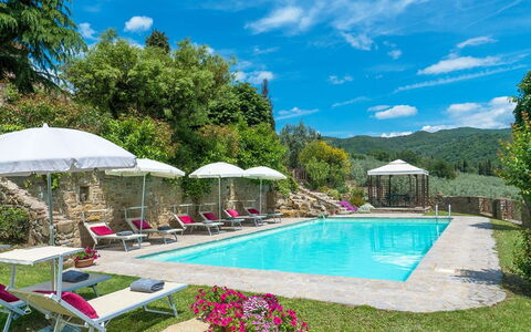 Villa Taragnano: Acqua, Pianta, Nube, Cielo, Proprietà, Piscina, Blu, Natura, Albero, Ombrello