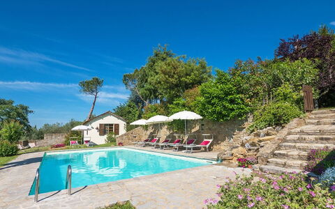 Villa Taragnano: Acqua, Pianta, Cielo, Costruzione, Blu, Piscina, Albero, Sedia, Mobili Da Esterno, Nube