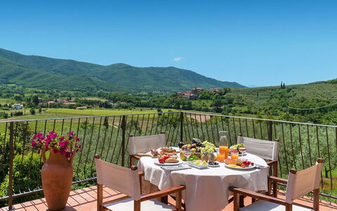 Villa Taragnano: Cielo, Tavolo, Pianta, Mobilia, Proprietà, Montagna, Tavola, Fiore, Sedia, Natura