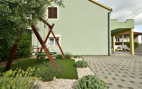 Laura: Pianta, Nube, Cielo, Costruzione, Lotto, Manto Stradale, Albero, Erba, Zona Residenziale, Quartiere