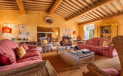 Lavacchio 10: Mobilia, Divano, Tavolo, Legna, Cornice, Interior Design, Pavimento, Comfort, Pavimentazione, Soggiorno