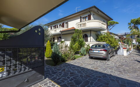 Residenza Garosi: Pianta, Costruzione, Cielo, Proprietà, Finestra, Veicolo, Auto, Manto Stradale, Ruota