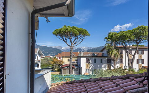 Residenza Garosi: Cielo, Pianta, Nube, Giorno, Proprietà, Costruzione, Finestra, Azzurro, Natura, Albero