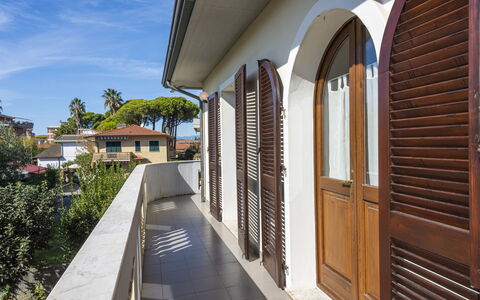 Residenza Garosi: Cielo, Giorno, Proprietà, Nube, Pianta, Costruzione, Shade, Zona Residenziale, Albero, Legna