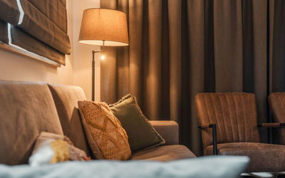 Alpin Resort Montafon 200.2: Marrone, Mobilia, Comfort, Legna, Lampada, Illuminazione, Interior Design, Soggiorno, Costruzione, Pavimento