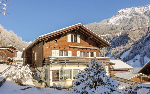Lauterbrunnen 101: Pianta, Cielo, Nube, Finestra, Costruzione, Montagna, Highland, Casa, Albero, Lotto