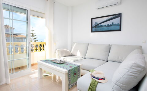 Penthouse Marian: Divano, Mobilia, Proprietà, Tavolo, Cornice, Comfort, Prodotto, Soggiorno, Interior Design, Cuscino