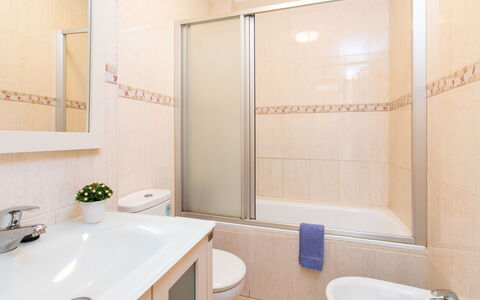 Penthouse Marian: Lavello, Rubinetto, Idraulico Fixture, Proprietà, Specchio, Lavandino Del Bagno, Bianca, Bagno, Interior Design
