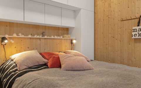 Solokoto: Letto, Mobilia, Camera Da Letto, Interior Design, Bedding, Lenzuolo, Parete, Pavimentazione, Legna, Pavimento