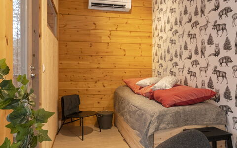 Solokoto: Interior Design, Parete, Mobilia, Camera Da Letto, Legna, Pavimento, Pavimentazione, Letto, Lenzuolo, Camera