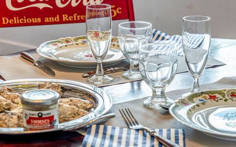 Hoche: Tavola, Cibo, Dishware, Bicchieri, Stemware, Piatto, Bicchiere Di Vino, Serveware, Tavolo, Ingrediente