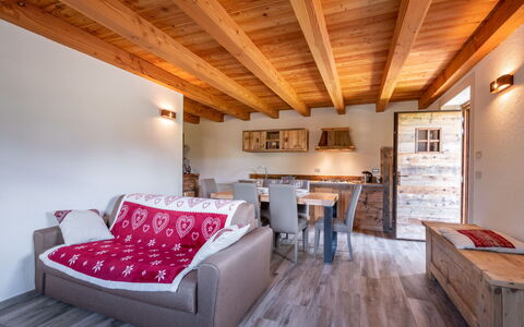 Les Combes: Mobilia, Divano, Tavolo, Costruzione, Comfort, Legna, Interior Design, Pavimentazione, Soggiorno, Pavimento