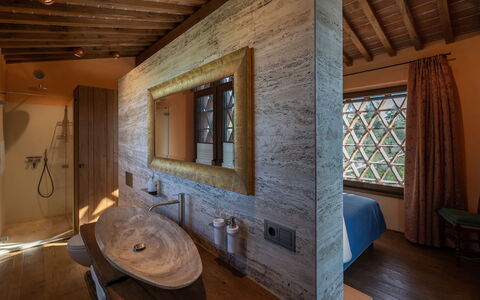 Villa Dorothea: Specchio, Rubinetto, Idraulico Fixture, Proprietà, Mobilia, Lavello, Finestra, Costruzione, Bagno, Legna