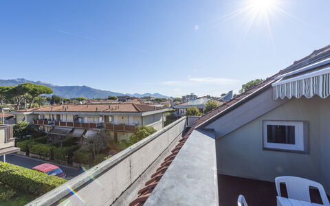 Casa Serchio: Cielo, Pianta, Giorno, Costruzione, Finestra, Albero, Casa, Urban Design, Immobiliare, Paesaggio