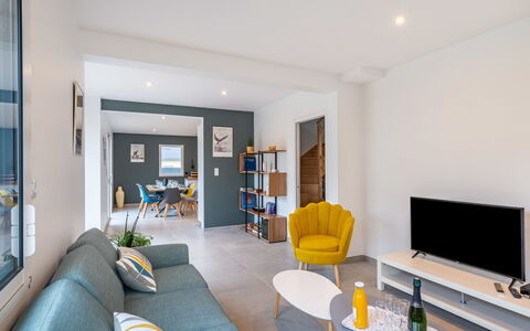 Villa Lanka: Divano, Proprietà, Mobilia, Tavolo, Cornice, Costruzione, Comfort, Libreria, Divano Letto, Interior Design