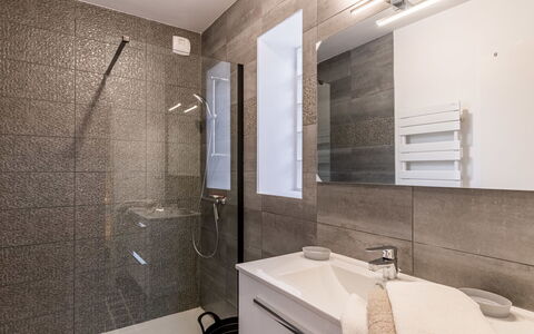 Villa Lanka: Specchio, Idraulico Fixture, Rubinetto, Lavello, Proprietà, Lavandino Del Bagno, Bagno, Costruzione, Soffione Doccia