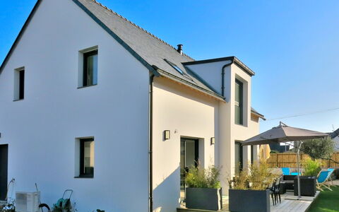 Villa Lanka: Pianta, Cielo, Costruzione, Finestra, Verde, Porta, Casa, Lotto, Erba, Villetta