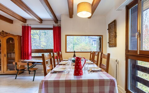 Saint Gervais 175: Tavolo, Mobilia, Proprietà, Tessile, Cornice, Legna, Interior Design, Sedia, Illuminazione, Tovaglia