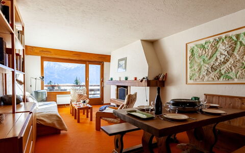 La Christaz: Tavolo, Proprietà, Costruzione, Mobilia, Cornice, Scrivania, Legna, Libreria, Interior Design, Pavimento