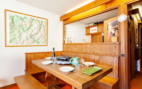 La Christaz: Tavolo, Proprietà, Mobilia, Legna, Cornice, Interior Design, Pavimentazione, Giallo, Pavimento, Parete