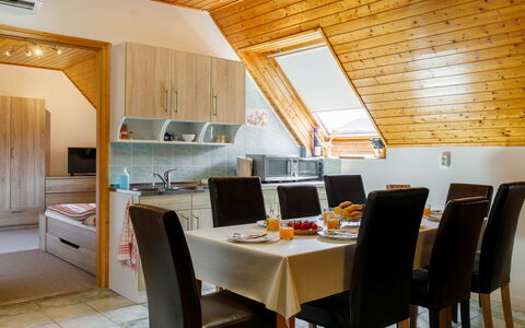 Küsz: Mobilia, Tavolo, Cabinetry, Costruzione, Sedia, Legna, Controsoffitto, Interior Design, Pavimentazione, Cucina
