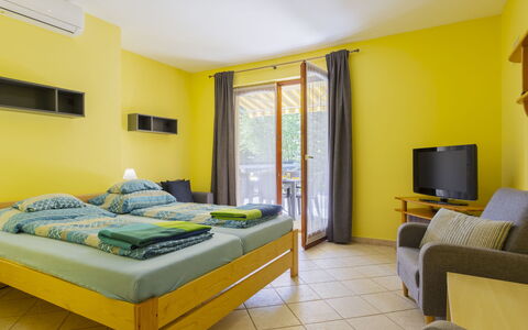 Jókai: Mobilia, Interior Design, Camera, Color Legno, Sedia, Latifoglie, Hotel, Letto, Cuscino, Tenda
