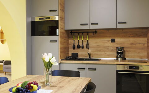 Jókai: Mobilia, Cucina, Controsoffitto, Elettrodomestico Da Cucina, Interior Design, Legna, Cabinetry, Pavimentazione, Apparecchio Major, Elettrodomestico