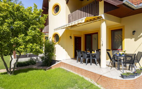 Jókai: Casa, Casa, Prato, Giardino, Cortile, Landscaping, Shade, Estate, Backyard, Balcone