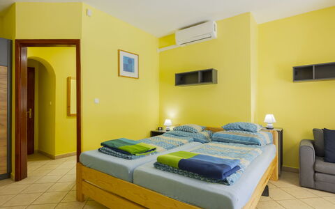 Jókai: Mobilia, Interior Design, Camera Da Letto, Pavimento, Letto, Camera, Lenzuolo, Bedding, Soffitto, Appartamento