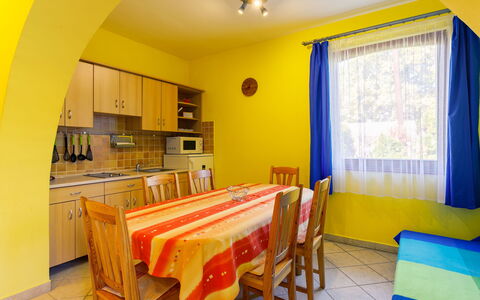 Jókai: Tavolo, Mobilia, Proprietà, Blu, Sedia, Finestra, Legna, Interior Design, Giallo, Architettura