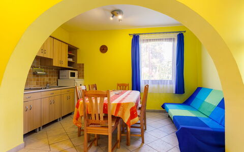 Jókai: Mobilia, Tavolo, Finestra, Sedia, Costruzione, Cabinetry, Arancia, Giallo, Interior Design, Legna