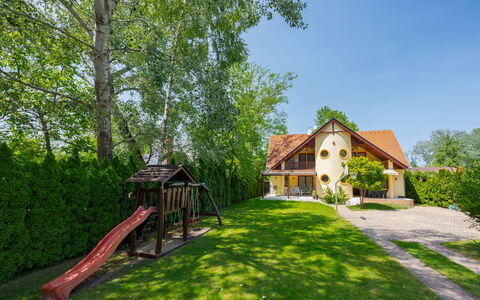 Jókai: Casa, Arbusto, Casa, Zona Residenziale, Villetta, Insediamento Umano, Prato, Giardino, Estate, Agriturismo