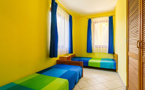 Jókai: Proprietà, Finestra, Mobilia, Azzurro, Costruzione, Comfort, Tessile, Shade, Giallo