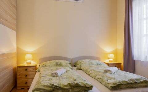Tamas: Letto, Camera Da Letto, Bedding, Lenzuolo, Interior Design, Biancheria, Telaio Del Letto, Soffitto, Camera, Pavimento