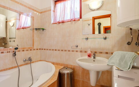 Tamas: Specchio, Idraulico Fixture, Rubinetto, Vasca Da Bagno, Lavello, Finestra, Pianta, Bagno, Costruzione, Lavandino Del Bagno