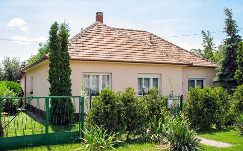 Nádor: Pianta, Cielo, Costruzione, Finestra, Albero, Nube, Casa, Lotto, Villetta, Zona Residenziale
