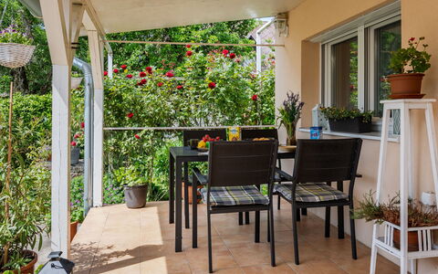 Nádor: Mobilia, Sedia, Tavolo, Legna, Mobili Da Esterno, Interior Design, Portico, Tavolo Esterno, Pavimentazione, Pavimento