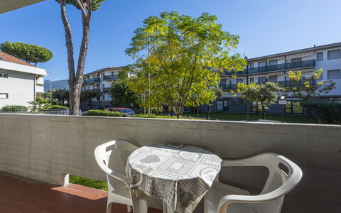 Casa Marina: Cielo, Giorno, Tavolo, Costruzione, Mobilia, Albero, Finestra, Urban Design, Mobili Da Esterno, Sedia