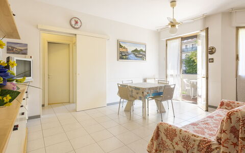 Casa Marina: Cornice, Proprietà, Mobilia, Finestra, Tavolo, Legna, Interior Design, Giallo, Sedia, Pavimentazione