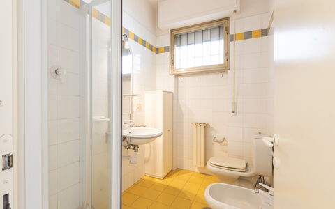 Casa Marina: Lavello, Proprietà, Idraulico Fixture, Rubinetto, Costruzione, Lavandino Del Bagno, Bagno, Viola, Interior Design