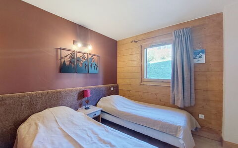 Les Menuires 660: Pavimentazione, Pavimento, Legna, Soffitto, Mobilia, Interior Design, Camera Da Letto, Letto, Pavimento In Legno, Lenzuolo