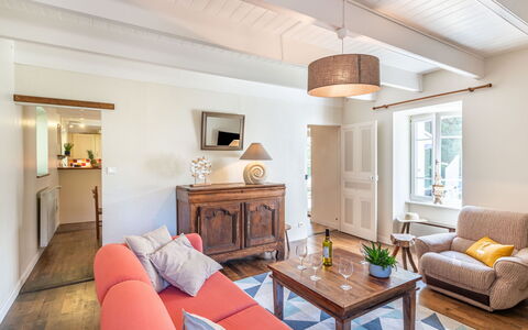 Ti Ar Stang: Tavolo, Mobilia, Divano, Comfort, Cornice, Azzurro, Legna, Cuscino, Interior Design, Costruzione