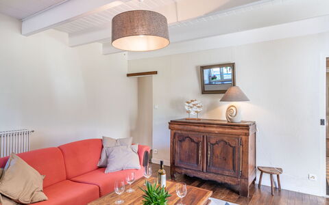 Ti Ar Stang: Tavolo, Mobilia, Proprietà, Divano, Legna, Cabinetry, Interior Design, Cornice, Pavimentazione, Pavimento