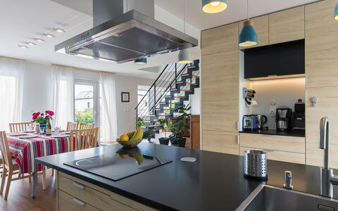 La Grève Bleue: Mobilia, Cabinetry, Proprietà, Controsoffitto, Tavolo, Cucina, Interior Design, Illuminazione, Lavandino Della Cucina, Architettura