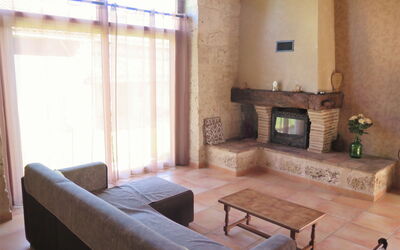 La Grange Jacques 600.2: Mobilia, Tavolo, Proprietà, Costruzione, Divano, Legna, Interior Design, Pianta, Comfort, Soggiorno