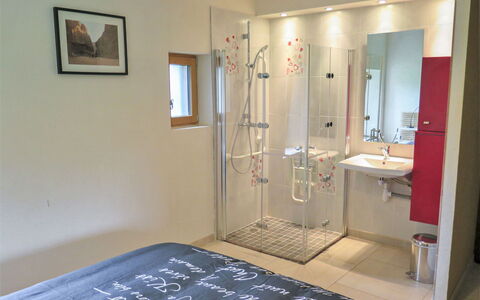La Ferme: Specchio, Proprietà, Lavello, Idraulico Fixture, Rubinetto, Lavandino Del Bagno, Cornice, Bagno, Pavimento