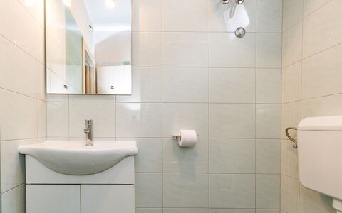 Maslenica 120: Specchio, Proprietà, Idraulico Fixture, Lavandino Del Bagno, Lavello, Rubinetto, Bagno, Interior Design, Illuminazione, Viola