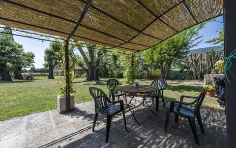 Villa Chio: Pianta, Proprietà, Tavolo, Shade, Botanica, Albero, Costruzione, Sedia, Mobili Da Esterno, Architettura