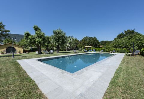 Villa Chio: Acqua, Cielo, Piscina, Pianta, Albero, Shade, Corpo D'Acqua, Rettangolo, Costruzione, Zona Residenziale