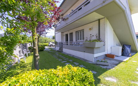 Pontremoli Apartments: Pianta, Costruzione, Proprietà, Foglia, Botanica, Erba, Albero, Shade, Urban Design, Quartiere
